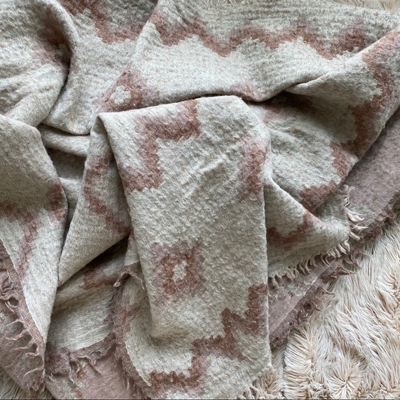 Aritzia Accessories - aritzia diamond mosaic blanket scarf